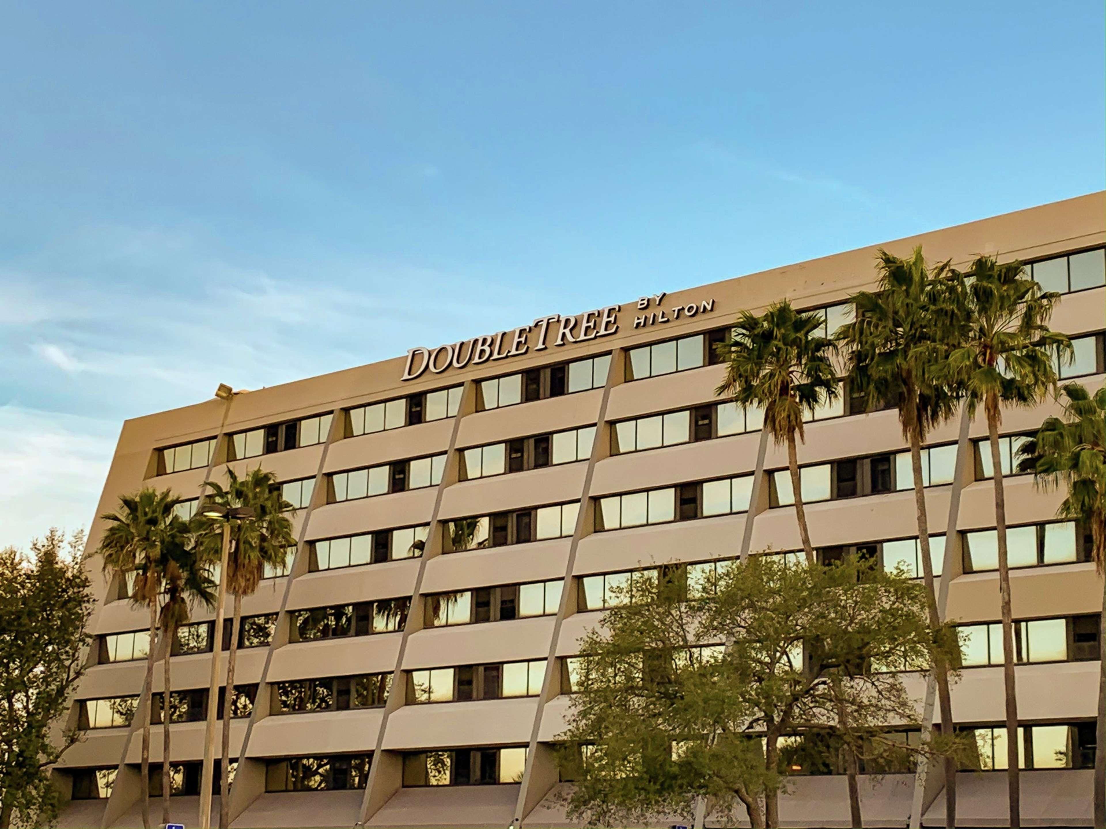 Doubletree By Hilton Tampa Rocky Point Waterfront Hotel Exterior photo