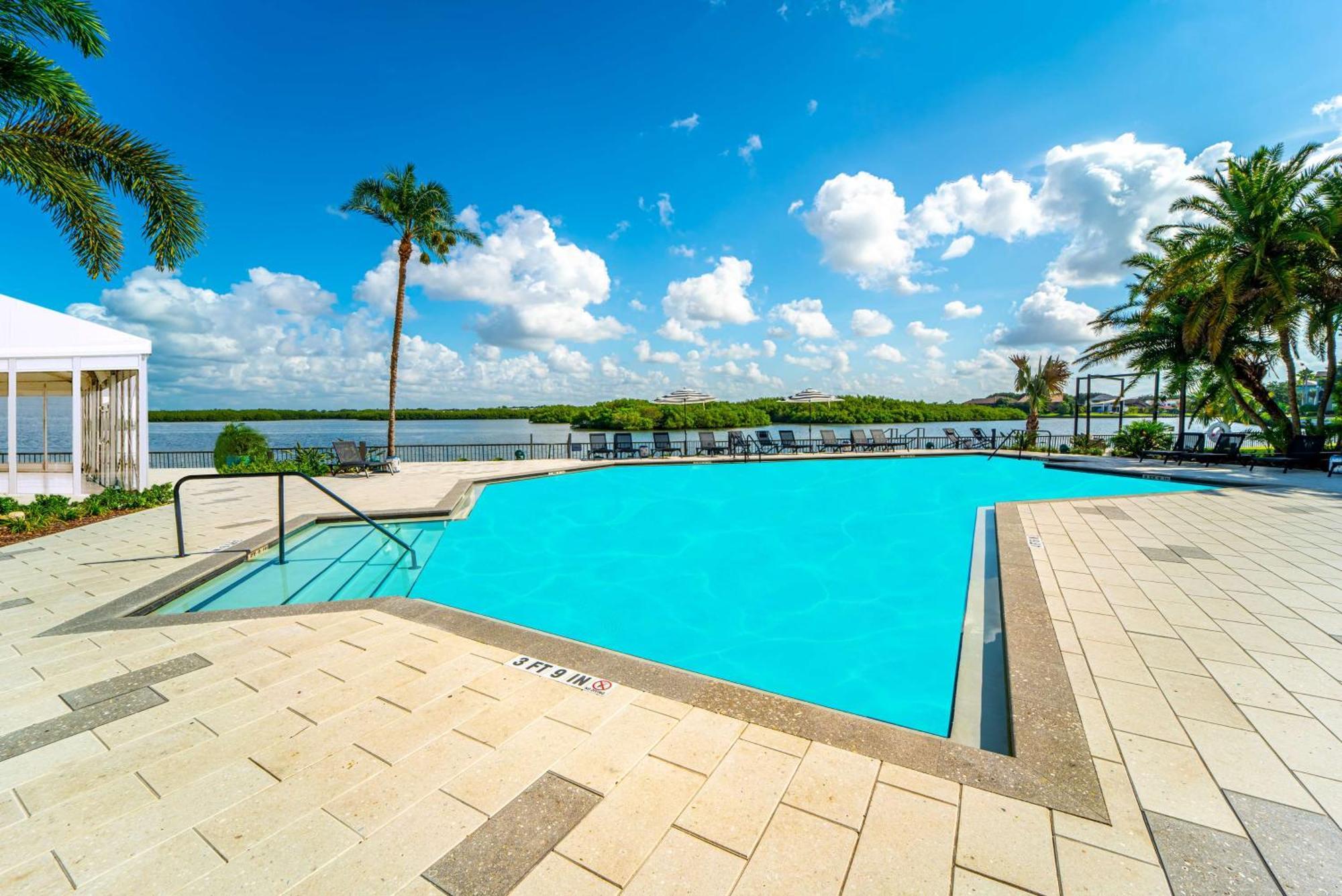 Doubletree By Hilton Tampa Rocky Point Waterfront Hotel Exterior photo